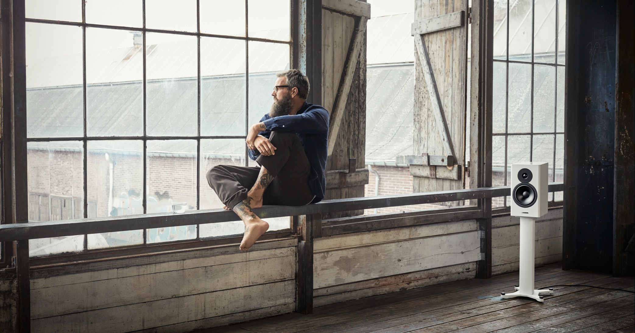 Dynaudio Evoke 20 white - Lifestyle model 2