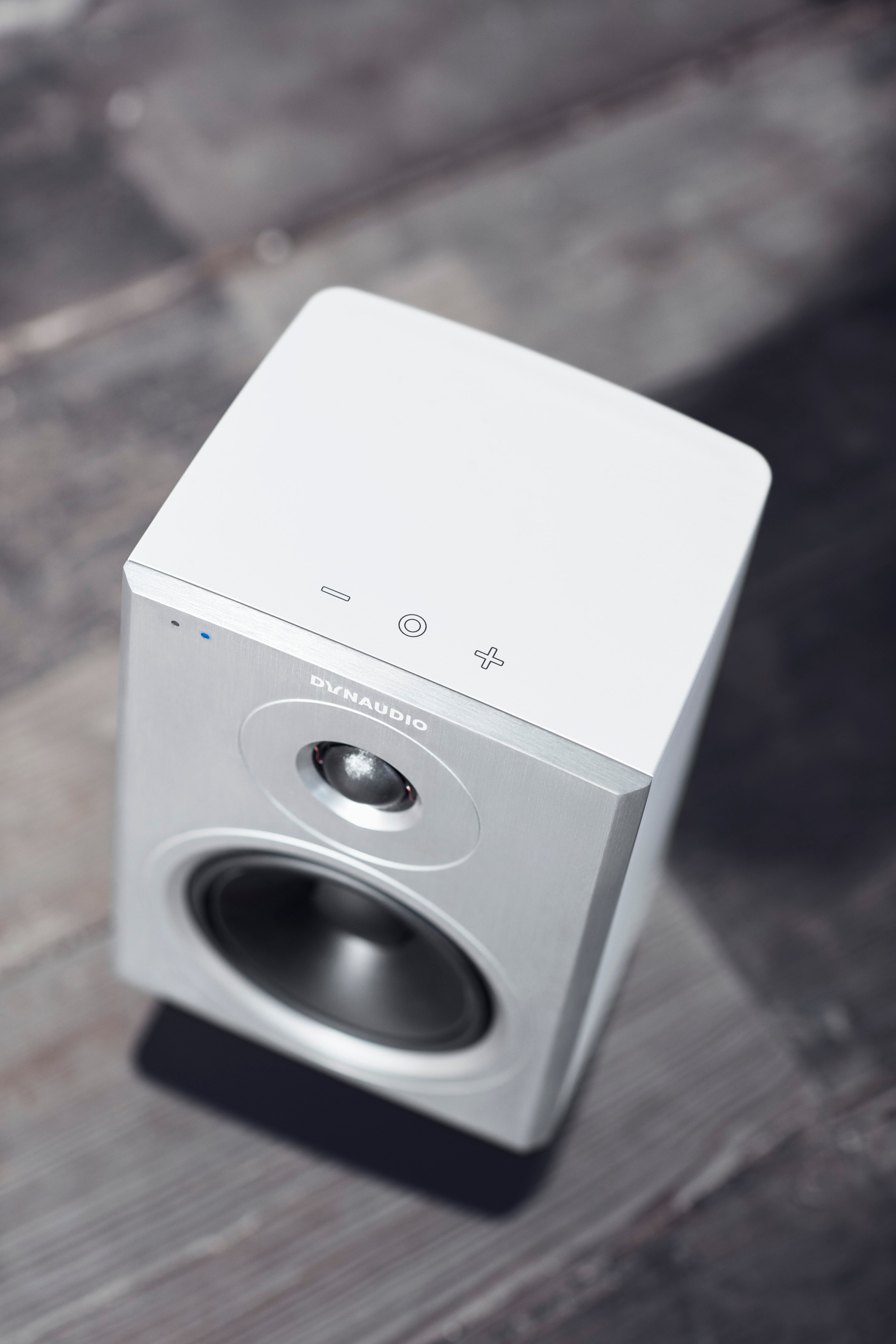 Dynaudio Xeo 10 white 07 - lifestyle